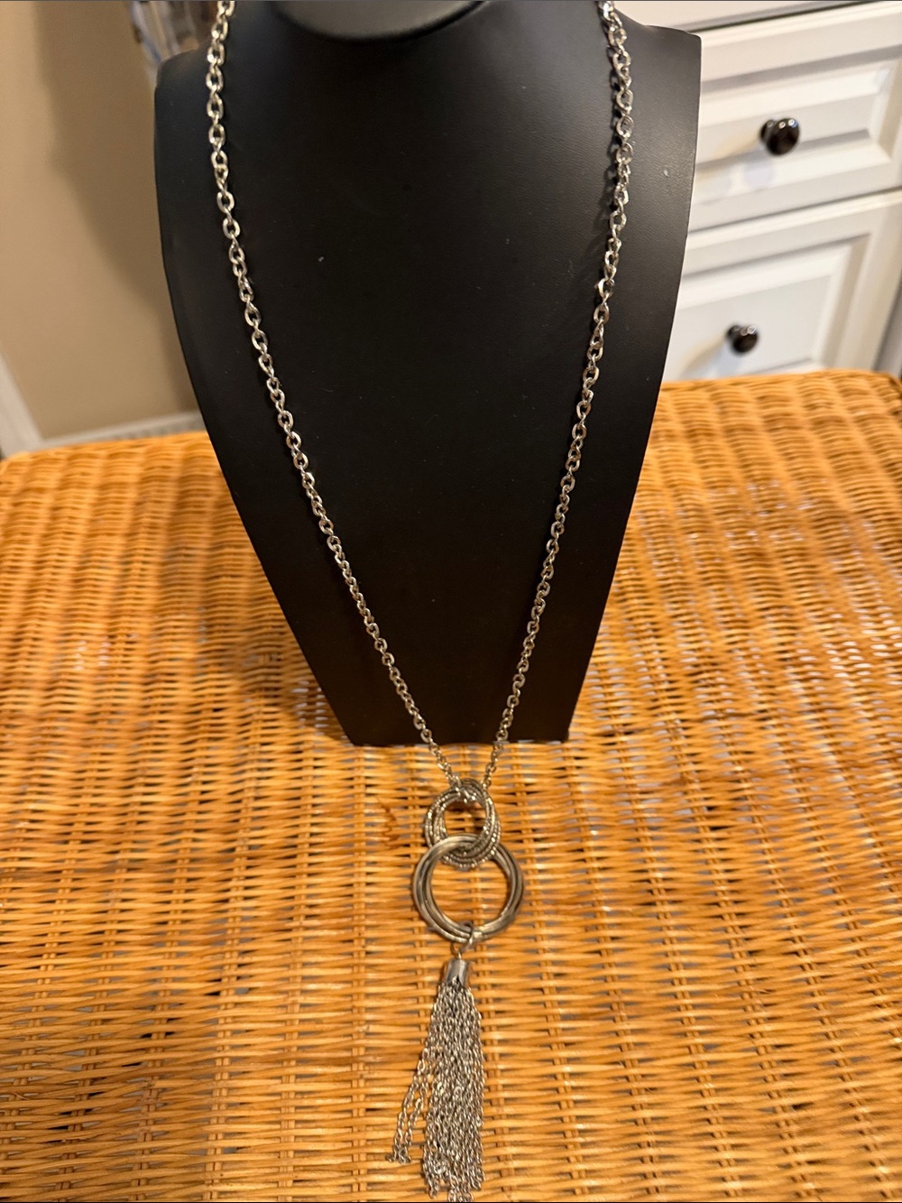 Vintage good- like new Silver-Tone Tassel Pendant Necklace